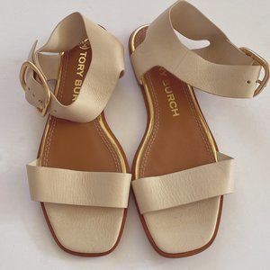 NWOT Tory Burch flat sandals in ivory leather with gold buckle, size 8